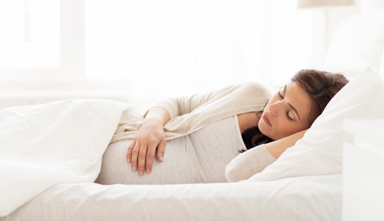 ¿Cuál es la mejor postura para dormir durante el embarazo?